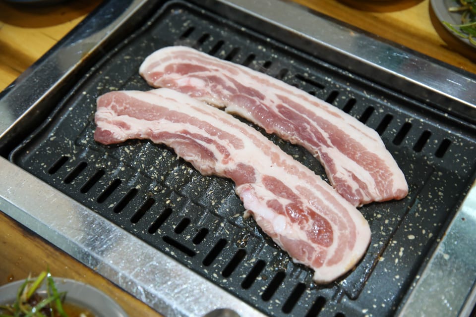 진주 얼치기 불판에 익어 가는 한돈 생삼겹살, 진주 데이트 맛집·저녁 모임 안내