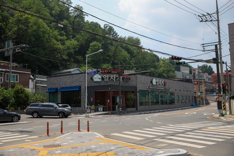 진주 얼치기 매장 입구와 전용 주차장 전경, 진주 가족외식 안내