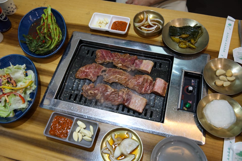 진주 얼치기 소양념갈비 굽는 동안의 전체 상차림, 진주 가족외식 안내 2번째 컷