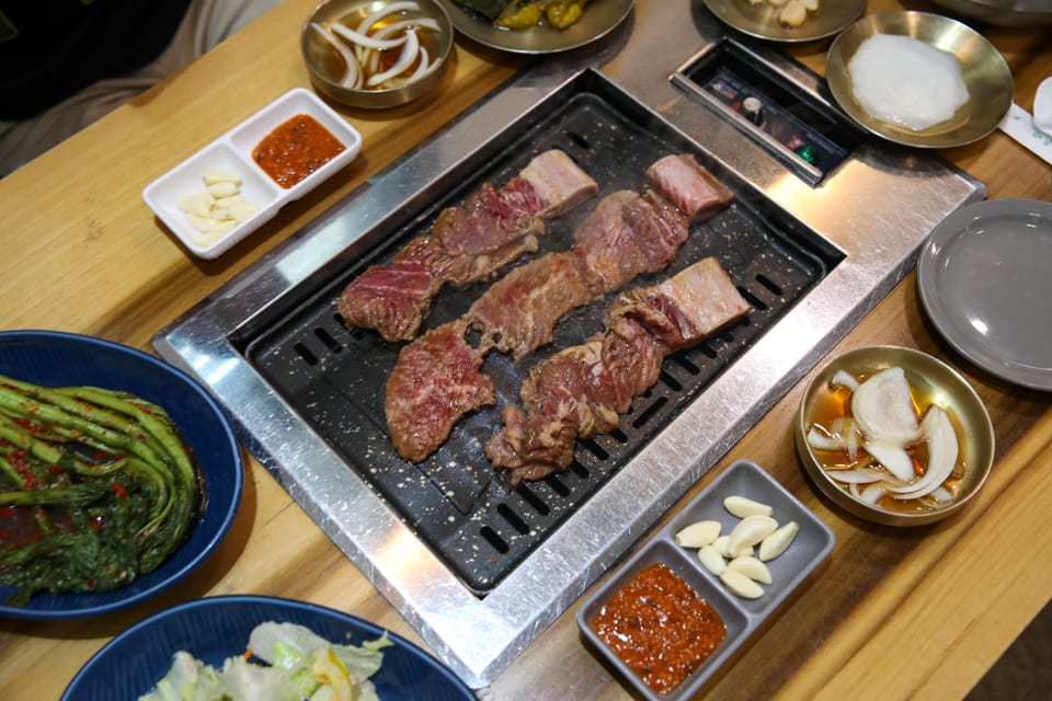 진주 얼치기 소양념갈비 굽는 동안의 전체 상차림, 진주 가족외식 안내 3번째 컷