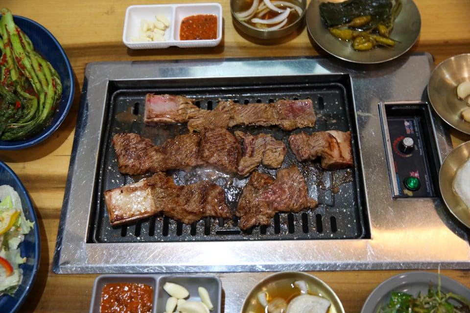 진주 얼치기 소양념갈비 굽는 동안의 전체 상차림, 진주 가족외식 안내