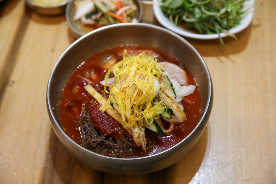 진주 얼치기 물냉면과 비빔냉면을 함께 담은 반반냉면, 진주 회식 장소 안내