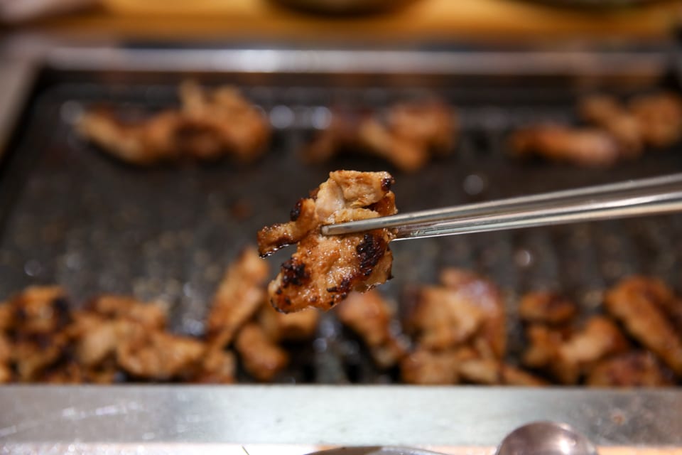 진주 얼치기 양념이 배어든 돼지갈비 한 점, 진주 회식 장소 안내