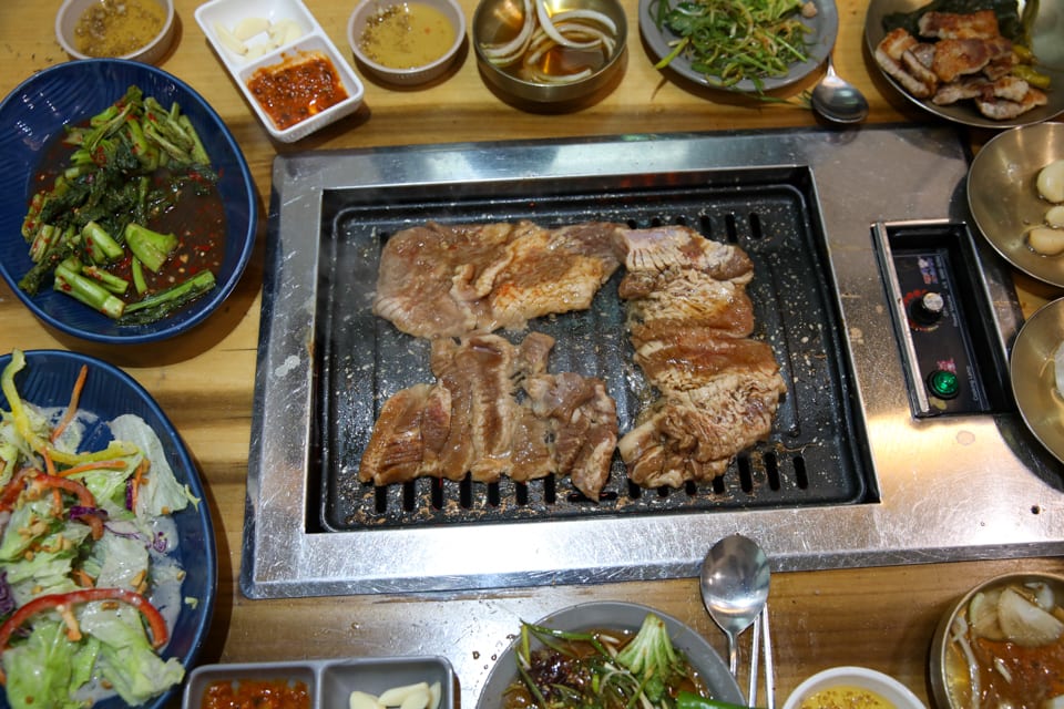 진주 얼치기 돼지양념갈비 굽는 동안의 전체 상차림, 진주 회식 장소 안내