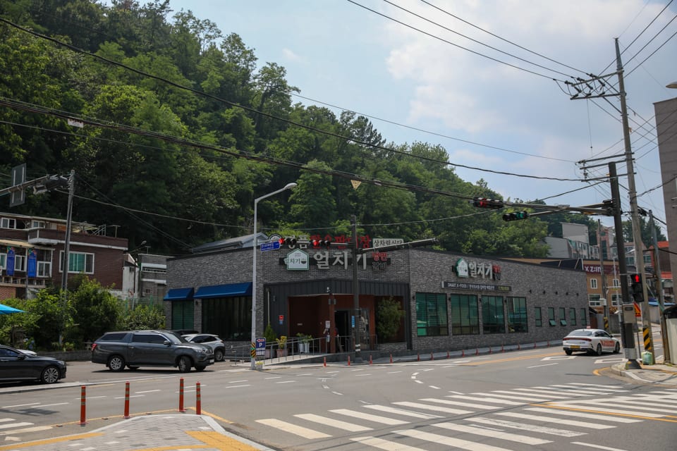 진주 얼치기 매장 입구와 전용 주차장 전경, 진주 회식 장소 안내