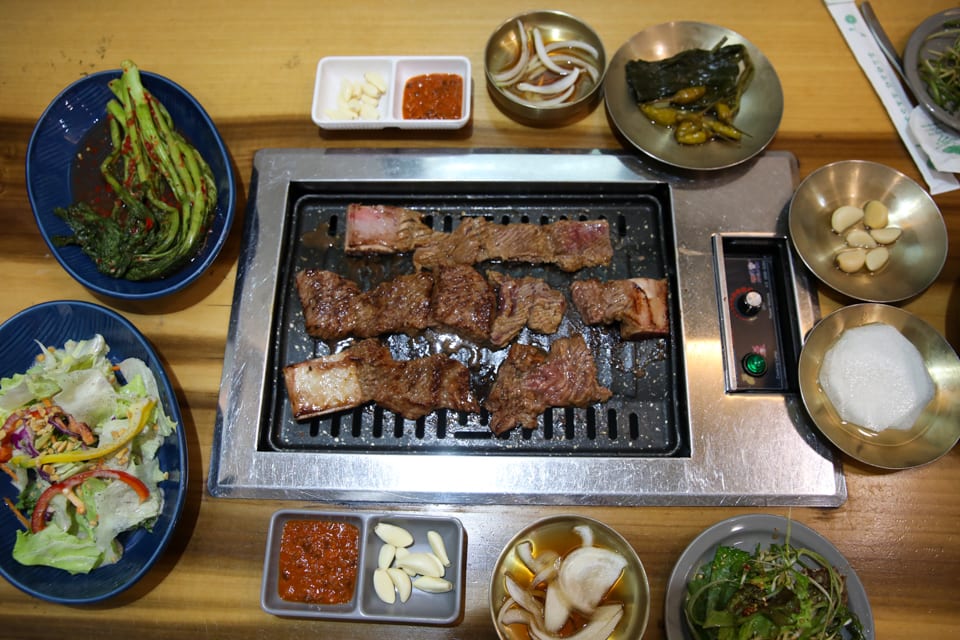 진주 얼치기 불판에 굽는 뼈 없는 칼집 소양념갈비, 진주 회식 장소 안내