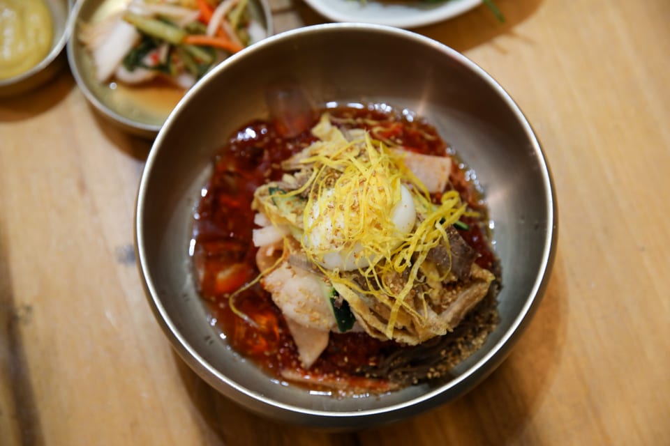 진주 얼치기 육전과 가오리무침 고명을 올린 진주 비빔냉면, 진주 혼밥 안내