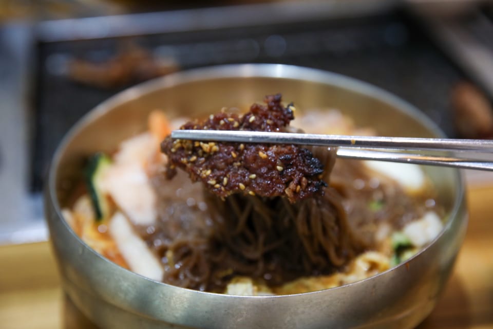 진주 얼치기 진주 물냉면 메밀순면을 드는 모습, 진주 혼밥 안내 2번째 컷