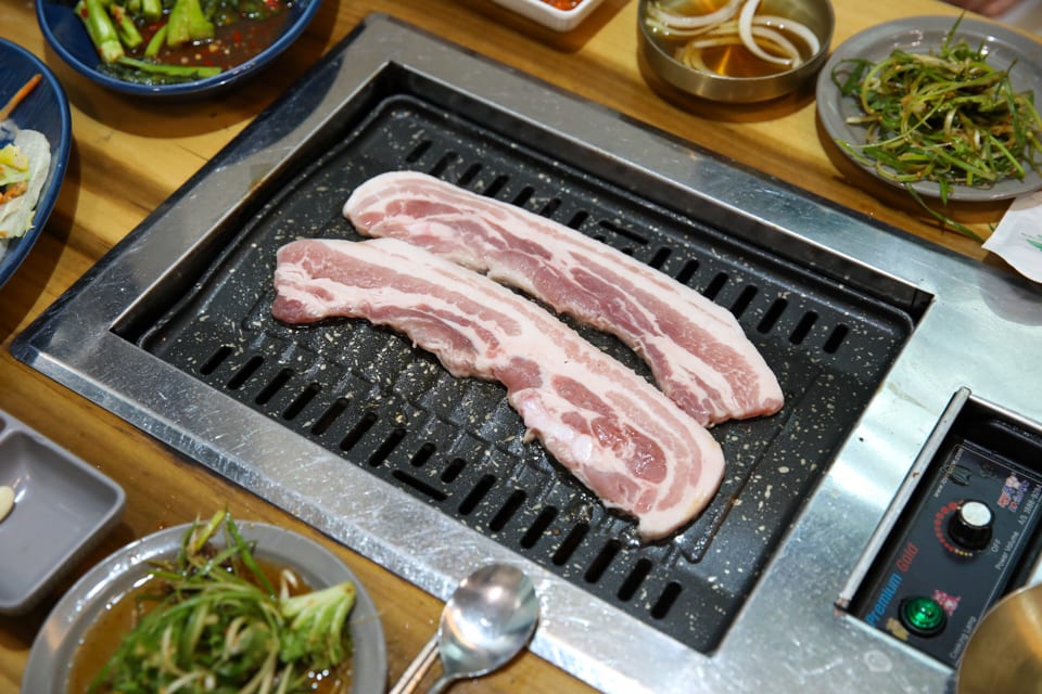 진주 얼치기 생삼겹살 굽는 동안의 전체 상차림, 진주 혼밥 안내