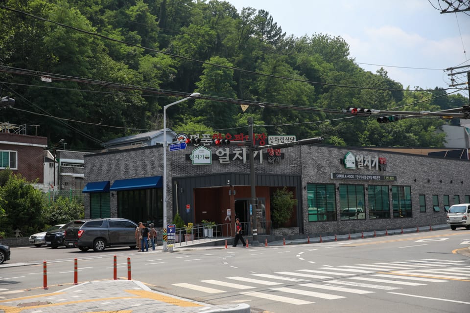 진주 얼치기 매장 입구와 전용 주차장 전경, 진주 주차 되는 맛집 안내 5번째 컷
