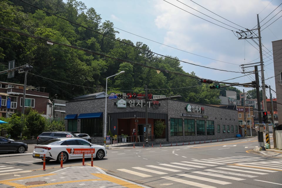 진주 얼치기 매장 입구와 전용 주차장 전경, 진주 주차 되는 맛집 안내