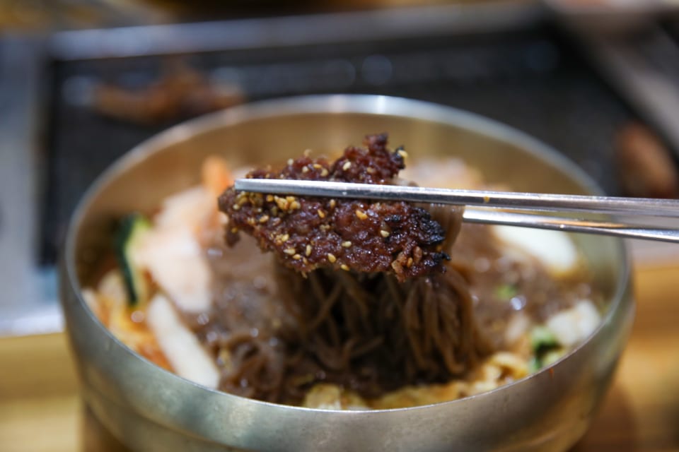 진주 얼치기 진주 물냉면 메밀순면을 드는 모습, 진주냉면 평양냉면 차이 안내 2번째 컷