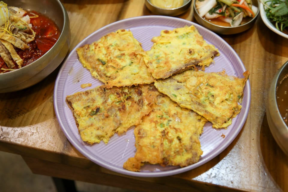 진주 얼치기 주문 즉시 부쳐 내는 진주 육전, 진주냉면 평양냉면 차이 안내 2번째 컷
