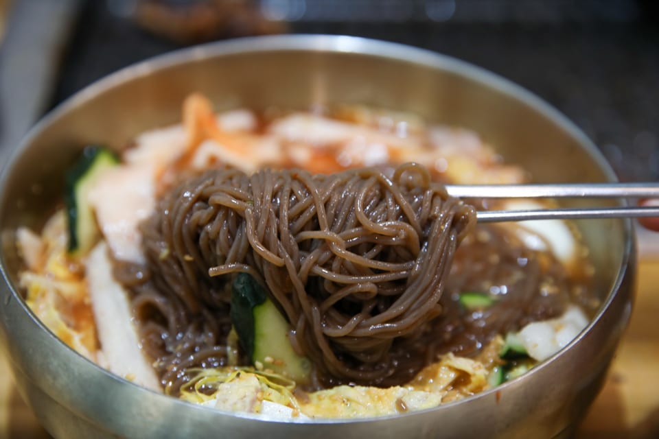 진주 얼치기 진주 물냉면 메밀순면을 드는 모습, 얼치기 수상·인증 안내