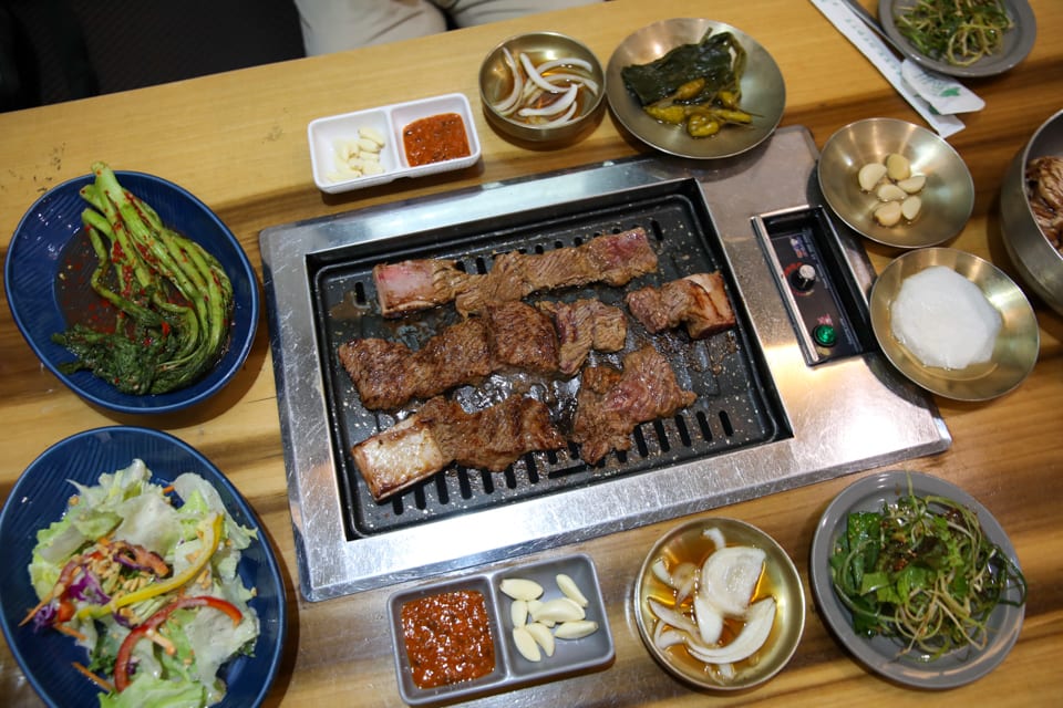 진주 얼치기 불판에 굽는 뼈 없는 칼집 소양념갈비, 얼치기 수상·인증 안내