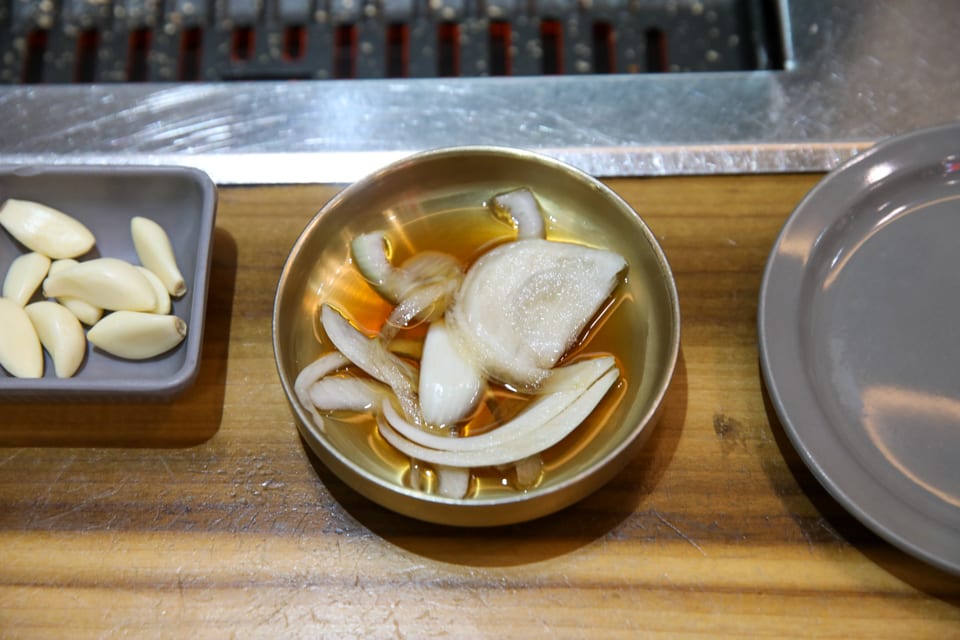 진주 얼치기 고기에 곁들이는 양파, 반찬 직접 만드는 식당 안내