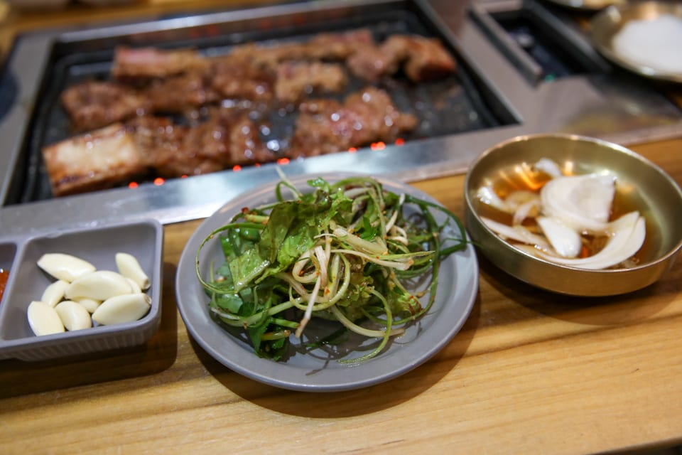 진주 얼치기 고기와 곁들이는 파채무침, 반찬 직접 만드는 식당 안내