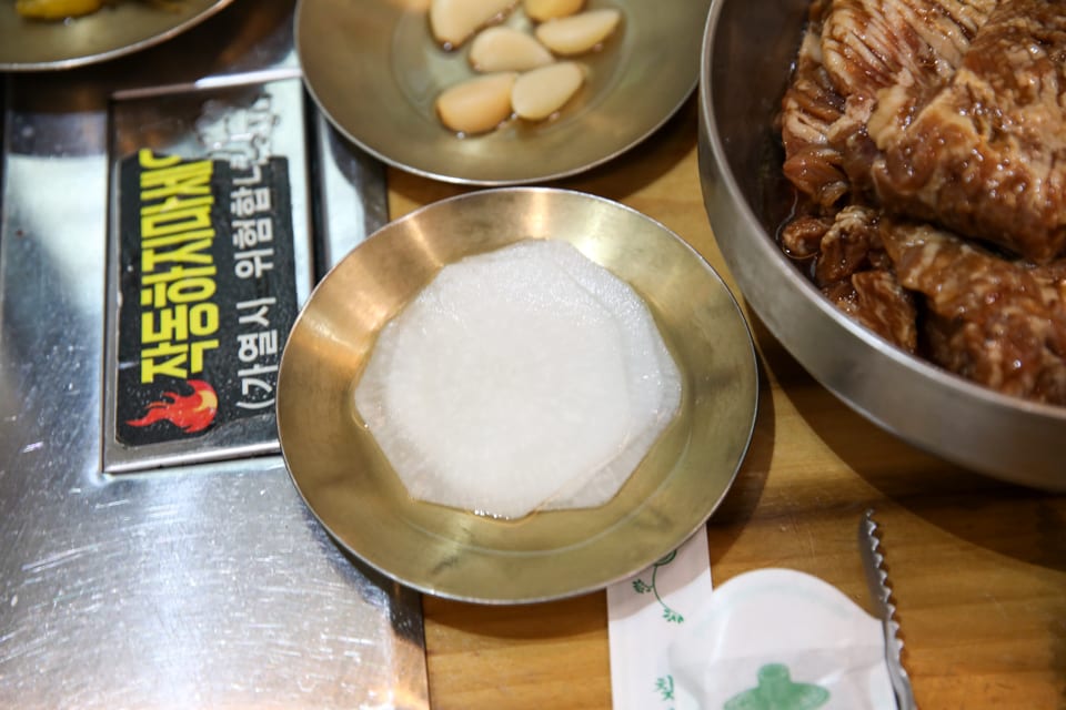 진주 얼치기 고기와 함께 내는 쌈무, 반찬 직접 만드는 식당 안내