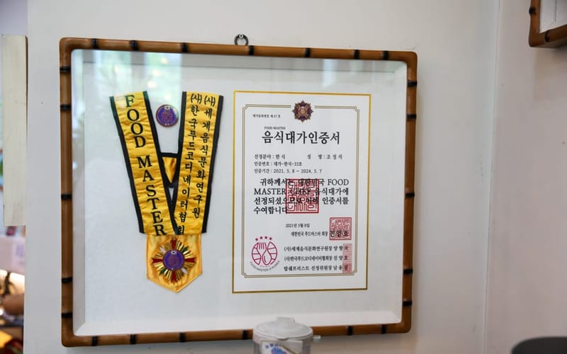 벽에 걸린 증명서들, 얼치기 수상 내역이 말해 주는 것 대표 사진 미리보기 (얼치기 뜻·성찬익수 글에서 이어짐)