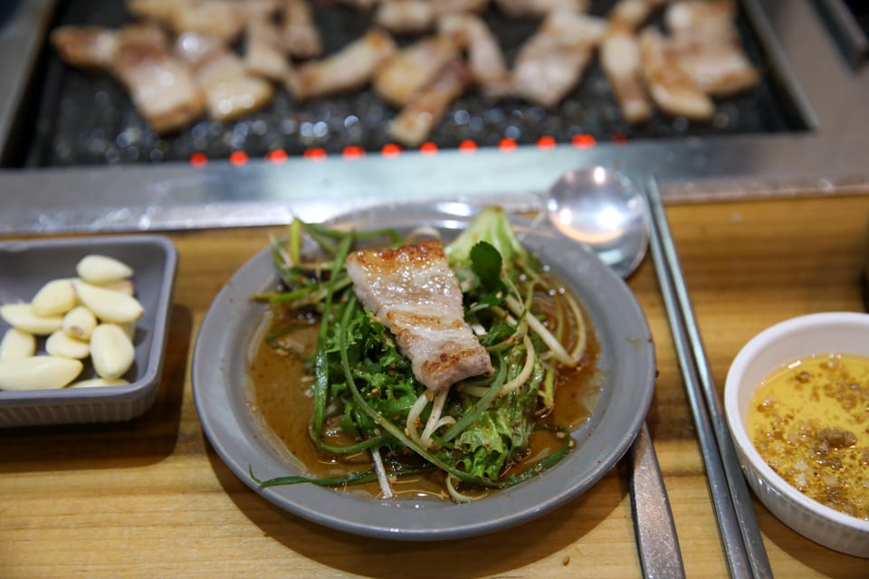 진주 얼치기 노릇하게 구운 삼겹살 한 점, 육전 파채무침 안내