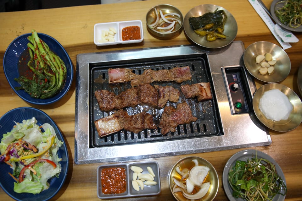 진주 얼치기 불판에 굽는 뼈 없는 칼집 소양념갈비, 육전 파채무침 안내